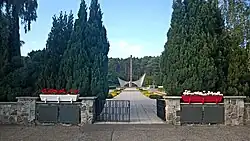 Válečný hřbitov s vysokým obeliskem