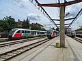 3 x Siemens Desiro DMU; zleva doprava: 10 007/10 008 na spoji 82208 Plovdiv–Karlovo; 10 016/10 015 na spoji 81204 Plovdiv–Panagjurište; 10 028/10 027 na spoji 18206 Plovdiv–Peštera; na Centrálním nádraží Plovdiv 16. května 2017