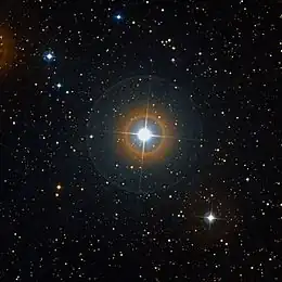 Fotografie Sigma Draconis (uprostřed)