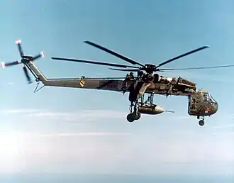 CH-54A přepravující bombu BLU-82.