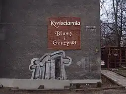 Vývěsný štít „Květinářství: květiny a dárky“ s typickými germanismy