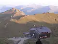 Helmhütte (vlevo v pozadí) při pohledu od staré Sillianer Hütte