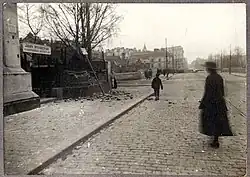 Fotografie fasády továrny Johna Sternberga v Siltasaarenkatu, poblíž Pitkäsilta, po bombardování německými vojsky, 1918
