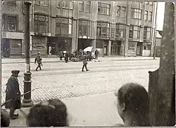 Finská občanská válka: Bojovník Rudé gardy s bílou vlajkou v dělnické čtvrti Siltasaari po bitvě o Helsinky, 1918