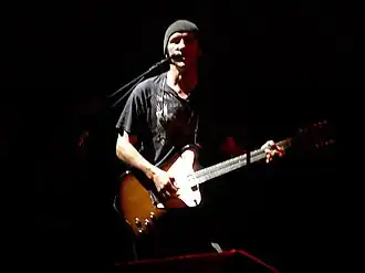 Simon Townshend na koncertě The Who ve Filadelfii, 26. října 2008