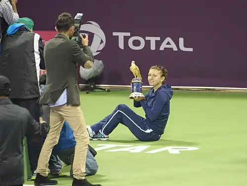 Simona Halepová s trofejí, 2014