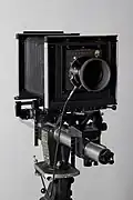 Velkoformátový fotoaparát Sinar F s objektivem Schneider Tele-Arton v závěrce Compur