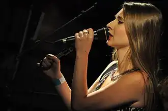 Barbora Mochowa během koncertu skupiny Sinuhet na festivalu v Křídlech (2013)