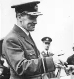 Air Vice Marshal Brand při návštěvě letecké základny, okolo r. 1941