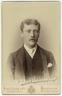 Fotografie (1885) ze sbírek Národní portrétní galerie v Londýně