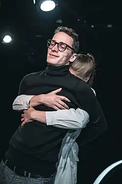 v roli Dannyho, Sirotci, Divadlo na Vinohradech, foto Petr Chodura (2024)