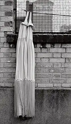 Šaty, Paříž, 1976