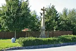 Kříž a smírčí kámen u silnice