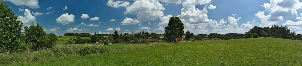 Panorama obce od západu