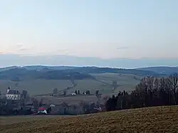 Skřivánčí vrch v pozadí (za Lobendavským vrchem)