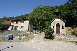 náves s kaplí se zvoničkou