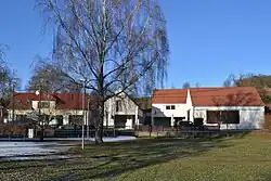 Obecní dům a hřiště