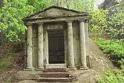 Čelní pohled a kapli