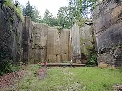 Celkový pohled na skalní divadlo Prysk (rok 2020)