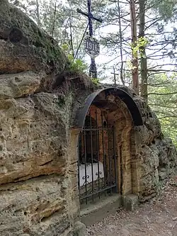 Skalní výklenková kaple Nejsvětější Trojice – celek (léto 2020)