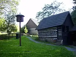 V popředí špýchar z Budče, okres Havlíčkův Brod, vlevo holubník, v pozadí statek z Týřovic, okres Rakovník