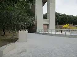 První socha skateboardisty na světě (1982) vedle skateparku z roku 2022