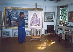 Malíř Jiří Mádlo ve svém ateliéru na Houserovce v létě 2002