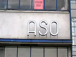 Zachované logo společnosti na její původní administrativní budově na Legionářské ulici v Olomouci