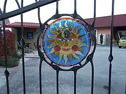 Vrata dílny s vitrají