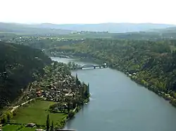 Pohled na Skochovice (nalevo) s železničním mostem přes Vltavu