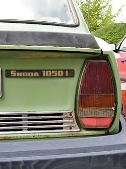 Typový štítek Škoda 1050 L, model 1977 a 1978 (Spojler a nárazník nejsou původní.)
