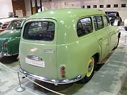 zadní pohled na zelené kombi Škoda 1200 v muzeu Škoda.