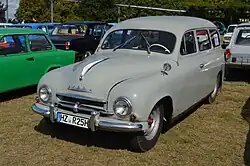 tříčtvrteční pohled na šedý vůz kombi