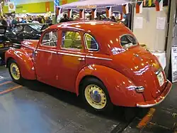 Červená Škoda 1102 s karoserií sedan.