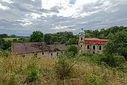 Pohled na kostel a hostinec ve Skocích (rok 2015)