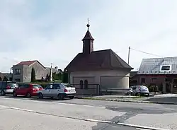 Skoky, hlavní silnice a kaple sv. Jana Nepomuckého z 1. poloviny 19. stol.