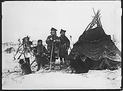 Skoltští Sámové se svými psy před stanem, západně od Langfjordvannu, Sør-Varanger