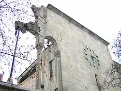 Budova městského muzea ve Skopji (dřívější Nové nádraží), ze které po zemětřesení zůstalo pouze její západní křídlo. Dodnes je dochována jako připomínka zemětřesení