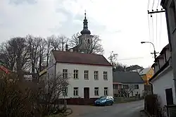 Zástavba ve Skoroticích, v pozadí kostel sv. Václava