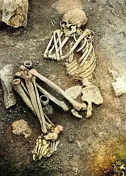 Hrob se skrčenou kostrou