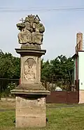 Sousoší Nejsvětější Trojice na návsi ve Skršíně