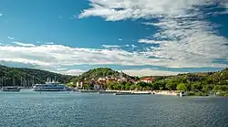 Skradin, panorama města s kostelem Narození Panny Marie od řeky Krky