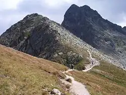 Prostredná kopa z červeně značené hřebenovky, v pozadí Svinica