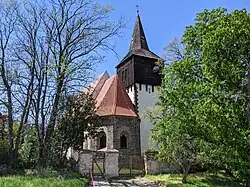 pohled na kostel a hřbitovní bránu od východu