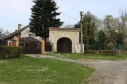 Skramouš, brána.jpg