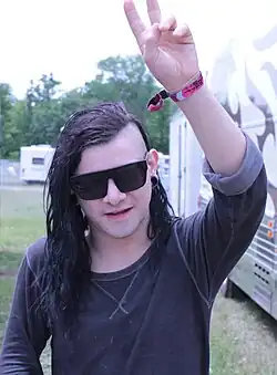Skrillex na prvním dni desátého ročníku festivalu Camp Bisco, 7. července 2011.
