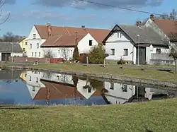 Domy na východní straně návsi