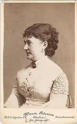 Herečka Laura Gundersen, asi 1880–1885, sbírka Oslo Bymuseum