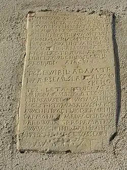 Český nápis z roku 1633 nad novodobým vchodem do zvonice. Vztahuje se ke kostnici, zbořené v roce 1904