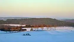 Heráně; vrchol výrazné a široké kuesty, výškový bod jihovýchodně od Zbožnova (část obce Skuteč) v okrese Chrudim, Pardubický kraj